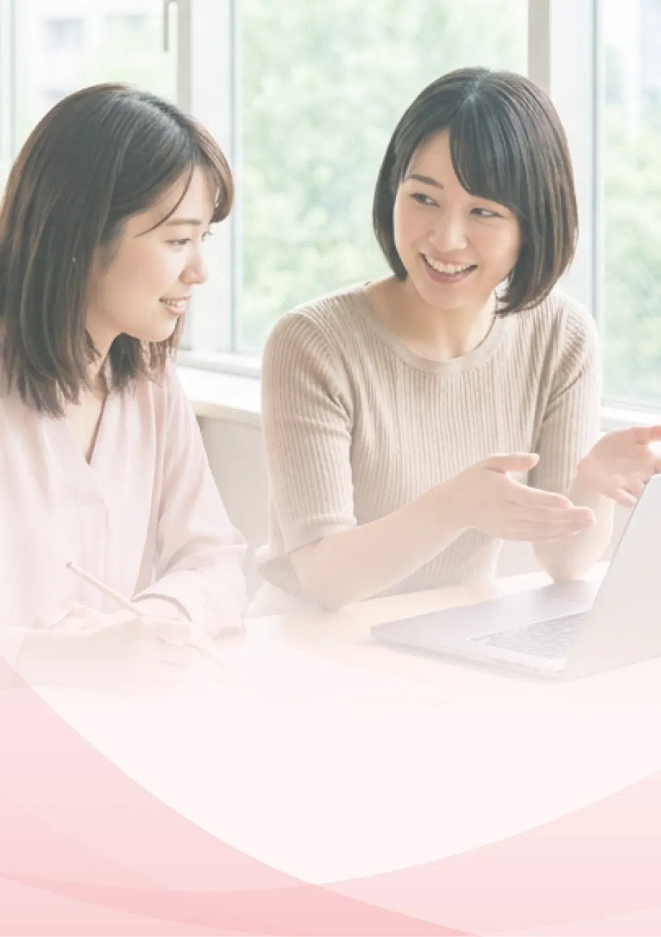 2人の女性デザイナーが作業をしているシーン